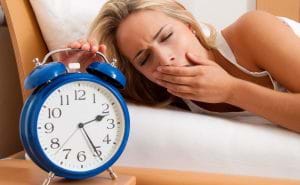 Thiếu ngủ cũng là một nguyên nhân gây ra mụn.