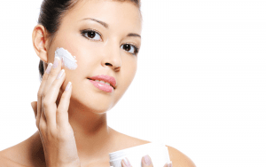 Để chăm sóc da khô bị mụn cần cung cấp độ ẩm cần thiết cho da.