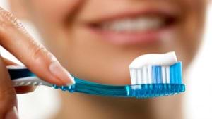  Kem đánh răng chứa nhiều chất giúp trị mụn hiệu quả.