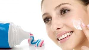 Chấm kem đánh răng lên nốt mụn sẽ khiến mụn xẹp ngay sau một đêm.