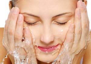 Rửa mặt bằng nước muối giúp trị mụn và thâm mụn hiệu quả.
