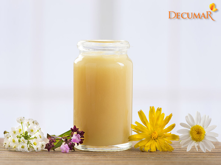 Sữa ong chúa khi kết hợp với tinh bột nghệ vàng sẽ cung cấp một lượng lớn Vitamin cho da