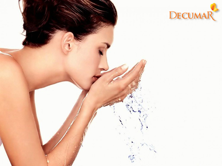 Rửa mặt chính là bước chăm sóc da, giúp da tránh khỏi các nguy cơ bị mụn viêm