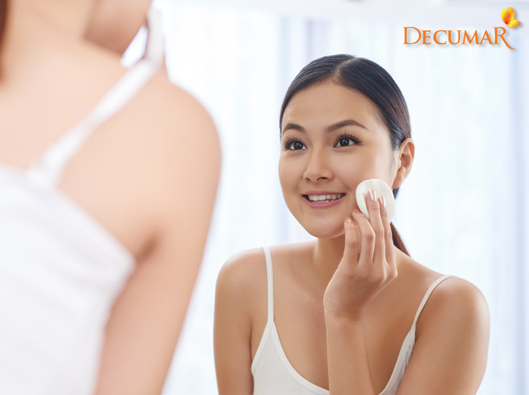 Tẩy trang da sạch sẽ sau khi makeup để tránh gây bí lỗ chân lông