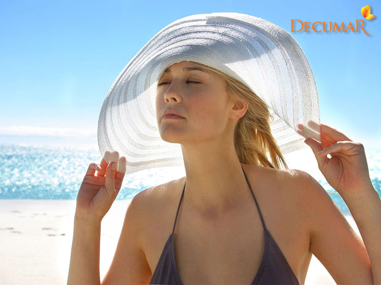 Luôn che chắn, bảo vệ da khỏi nắng cũng là cách hỗ trợ điều trị những vết mụn bọc xáu xí