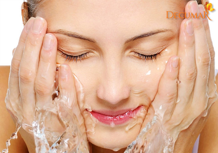 Thường xuyên vệ sinh da mặt là bước đầu tiên cũng như quan trọng nhất khi điều trị mụn