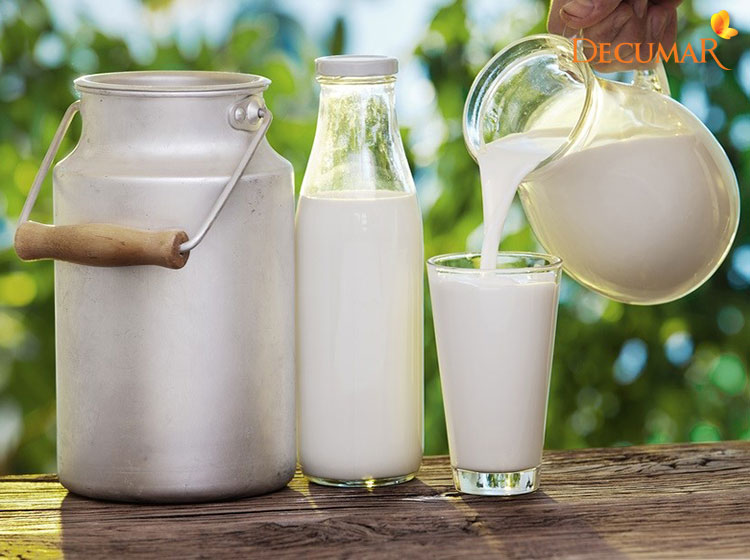 Tránh uống sữa bò khi bị mụn viêm