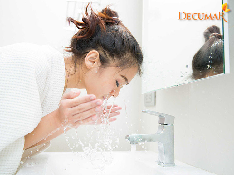 Rửa mặt một cách nhẹ nhàng sẽ giúp bạn làm sạch cho làn da từ đó ngăn ngừa nguy cơ bị mụn viêm