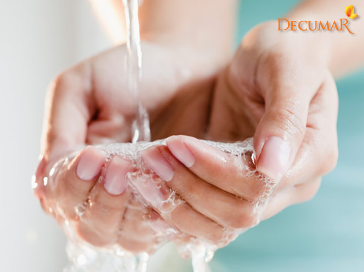 Rửa tay trước khi xử lý mụn viêm bị vỡ