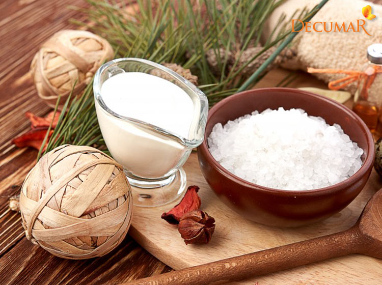 Sữa tươi và muối là công thức trị thâm và mụn rất dễ để thực hiện tại nhà