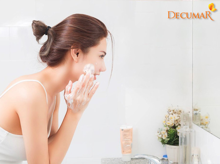 Việc vệ sinh da không sạch sẽ, thiếu khoa học cũng sẽ khiến cho tình trạng viêm mụn trở nên khó lường