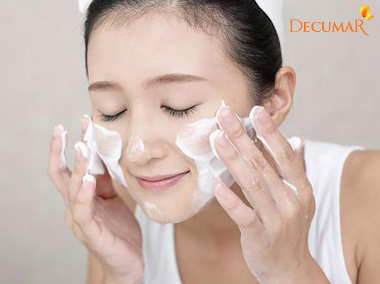 Rửa mặt không đủ sạch hoặc lựa chọn sai sản phẩm cho da sẽ khiến tình trạng mụn, thâm khó lòng hết được