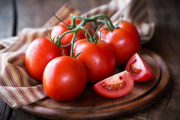 cách trị mụn bằng cà chua