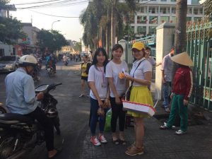 Tự tin chất lượng sản phẩm, Decumar phát hàng nghìn mẫu miễn phí tới học sinh, sinh viên cả nước