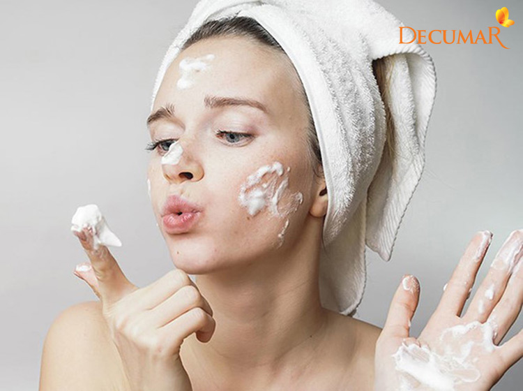 Giữ vệ sinh da mặt là bước đầu giúp cho bạn trị mụn ẩn triệt để