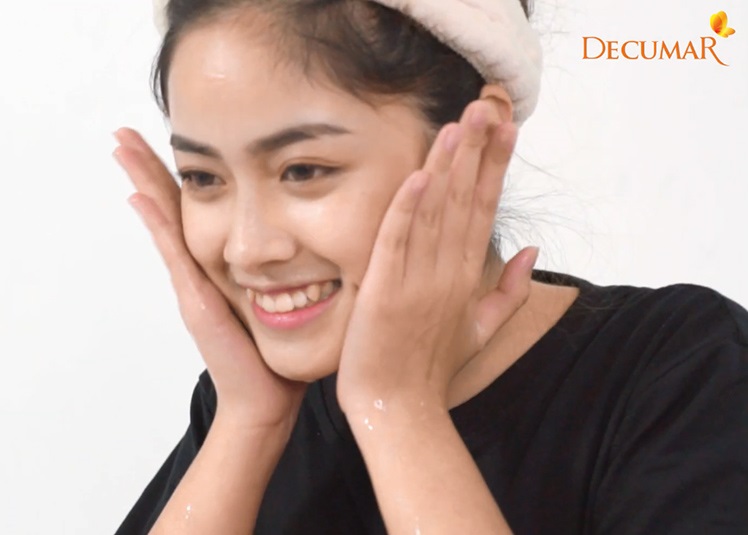Rửa mặt với Decumar Clean giúp làm sạch da, hỗ trợ trị mụn