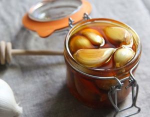 Mách bạn cách trị mụn bằng tỏi cực dễ và an toàn tại nhà
