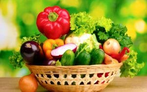 Rau xanh và trái cây giúp làm mát cơ thể, trị mụn ngày đèn đỏ từ sâu bên trong.