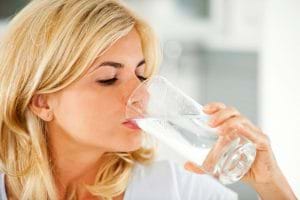 Nước là nguồn năng lượng giúp cơ thể thanh lọc và hạn chế phát sinh mụn.
