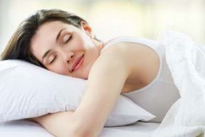 Giấc ngủ vô cùng quan trọng đối với sức khỏe của làn da cũng như tình trạng mụn ngày đèn đỏ.