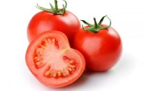  Cà chua chứa nhiều dưỡng chất giúp vết sẹo mau mờ.
