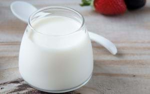 sữa tươi không đường làm giảm hình thành các vết thâm mụn.