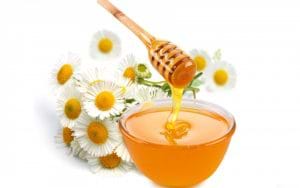 Mật ong nguyên chất chứa nhiều dưỡng chất làm sáng da và trị thâm.