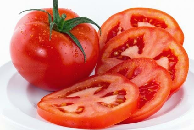 Cách trị vết thâm mụn ở mặt với cà chua