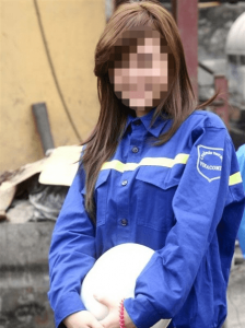Nghe đồng nghiệp chỉ cách trị mụn, cô công nhân nhận cái kết đắng !
