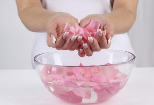 Công thức trị mụn đầu đen bằng nước hoa hồng cho các bạn gái