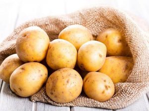 Dưỡng da trị mụn bằng nước ép khoai tây đơn giản, hiệu quả
