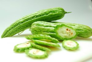Mách bạn 3 cách trị mụn ẩn hiệu quả từ mướp đắng