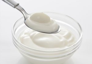 Cách làm mặt nạ trị mụn dưỡng trắng với một cốc sữa chua