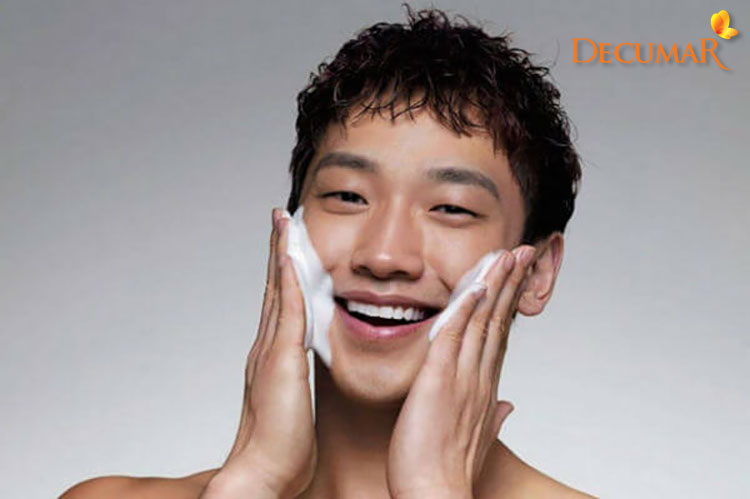 Cần tạo bọt và massage da mặt trong quá trình rửa mặt