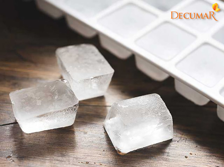 Một trong các cách trị mụn bọc tại nhà khiến mụn hết sưng nhanh chính là sử dụng đá lạnh