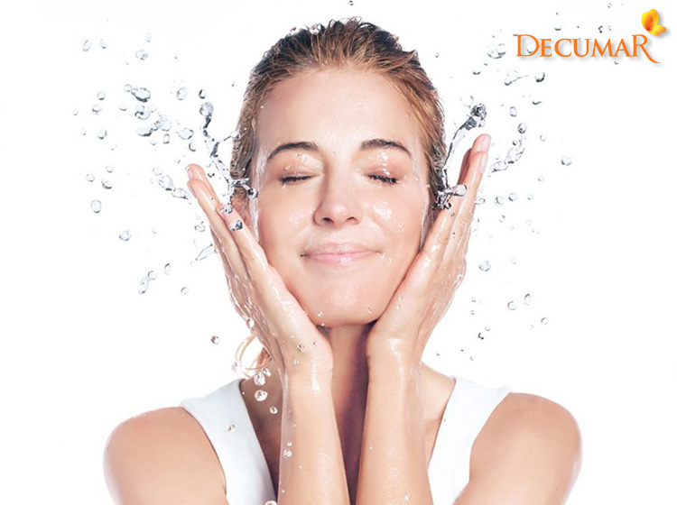 Rửa mặt là bước chăm sóc da đồng thời hỗ trợ điều trị mụn cám căn bản nhất