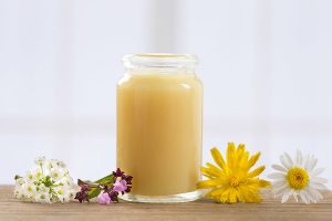 Bật mí cách dùng sữa ong chúa trị mụn ẩn cực đơn giản và hiệu quả
