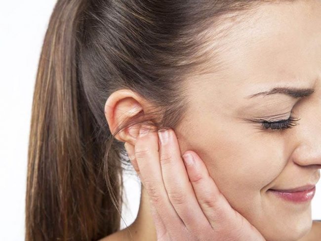 Bã nhờn và bụi bẩn có ảnh hưởng đến việc mụn xuất hiện ở vành tai không?
